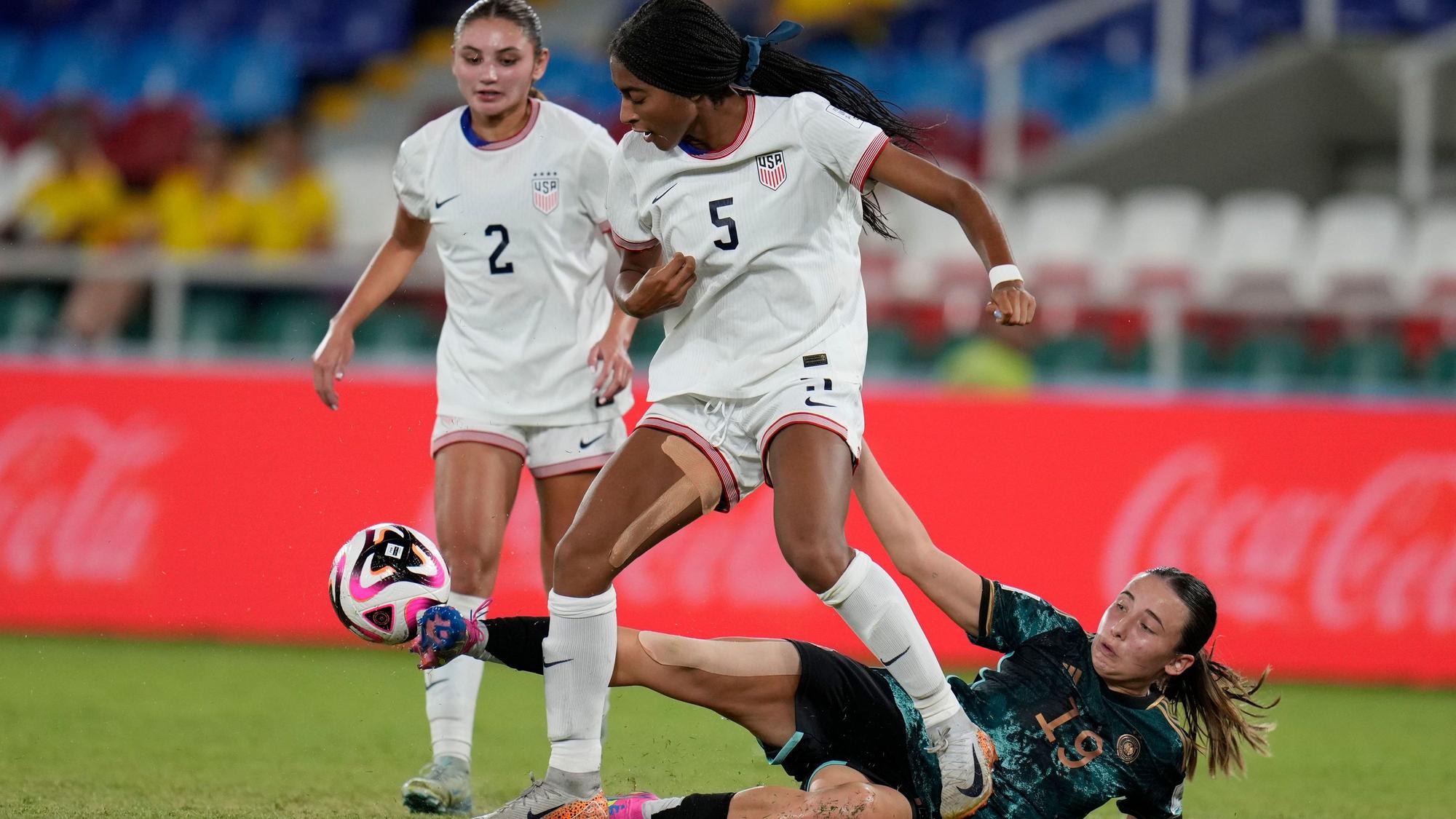 Germany's Loreen Bender tackles the United States' Elise Evans during a U-20 Women's World Cup quarterfinal soccer match at Pascual Guerrero Olympic stadium in Cali, Colombia, Sunday, Sept. 15, 2024. (AP Photo/Fernando Vergara)