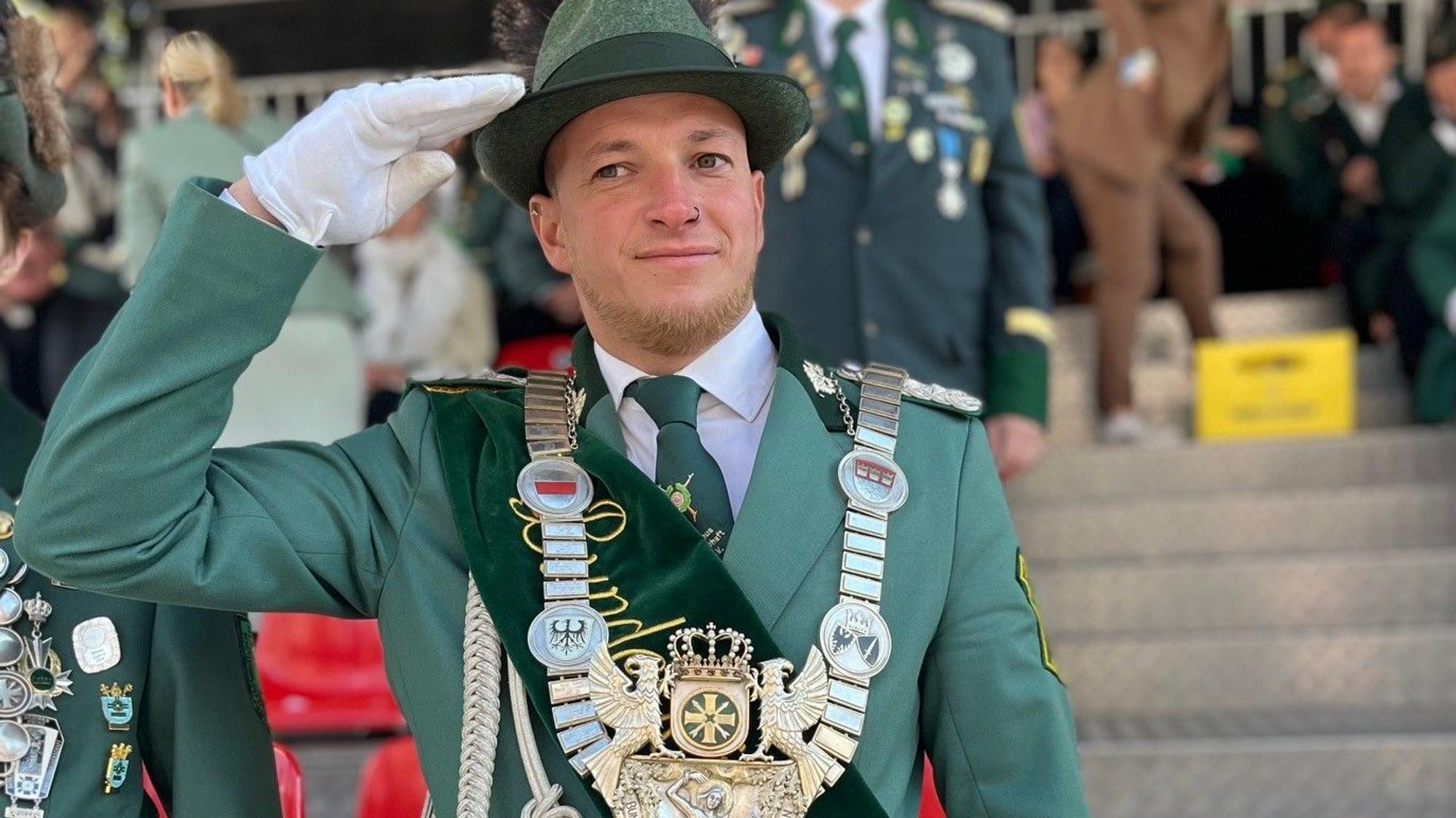 Auf dem Bild ist Björn Karow mit der Bundeskönigskette zu sehen.