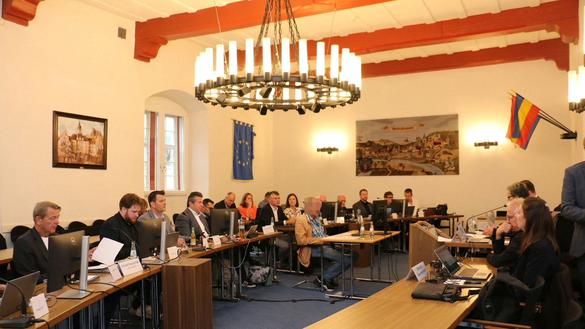 Der U-Ausschuss im Herforder Rathaus. Der Zeuge (braune Jacke) war Leiter der Projektgruppe A45.