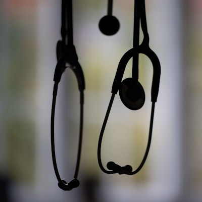 Der Kölner Hausarzt musste sich wegen fahrlässiger Tötung vor Gericht verantworten.