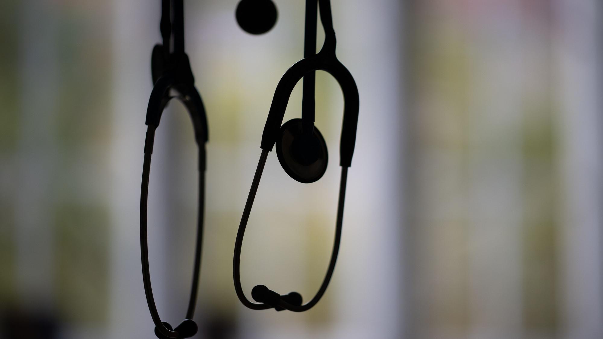 Ein Kölner Hausarzt musste sich wegen sexueller Übergriffe auf Patientinnen vor Gericht verantworten.