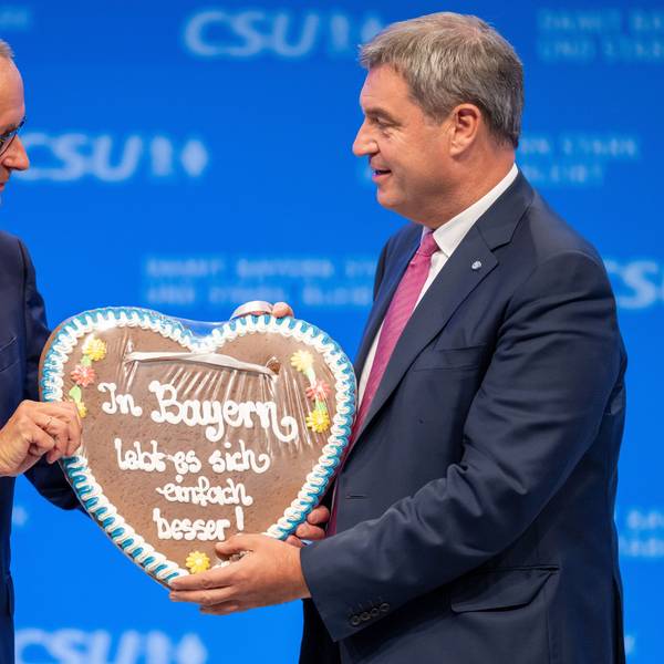 ARCHIV - 23.09.2023, Bayern, München: Friedrich Merz (l), CDU-Vorsitzender, bekommt auf dem Parteitag der CSU von Markus Söder, CSU-Parteivorsitzender, ein Lebkuchenherz mit der Aufschrift ·In Bayern lebt es sich einfach besser!· geschenkt. (zu dpa: «K-Frage der Union: Bayern wollen viel lieber Söder als Merz») Foto: Peter Kneffel/dpa +++ dpa-Bildfunk +++