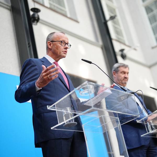 Friedrich Merz (l.), CDU-Bundesvorsitzender und Unionsfraktionsvorsitzender, und Markus Söder, CSU-Vorsitzender und Ministerpräsident von Bayern, geben eine Pressekonferenz zur Frage um die Kanzlerkandidatur der Union.