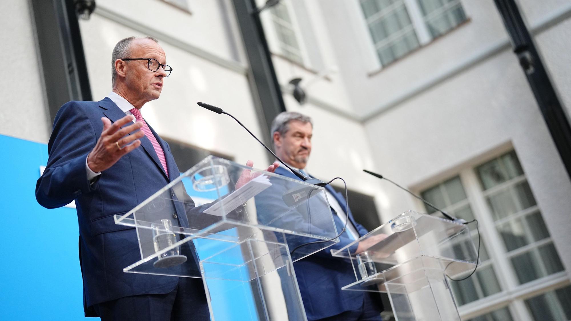 Friedrich Merz (l.), CDU-Bundesvorsitzender und Unionsfraktionsvorsitzender, und Markus Söder, CSU-Vorsitzender und Ministerpräsident von Bayern, geben eine Pressekonferenz zur Frage um die Kanzlerkandidatur der Union.
