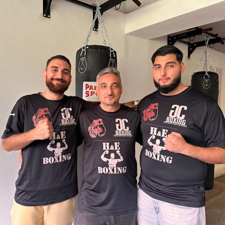 Boxen als Familienbetrieb: von links: Gürkan Çukur, Hakan Kaptikacti und Eray Kaptikacti bieten Boxen in Rodenkirchen an.