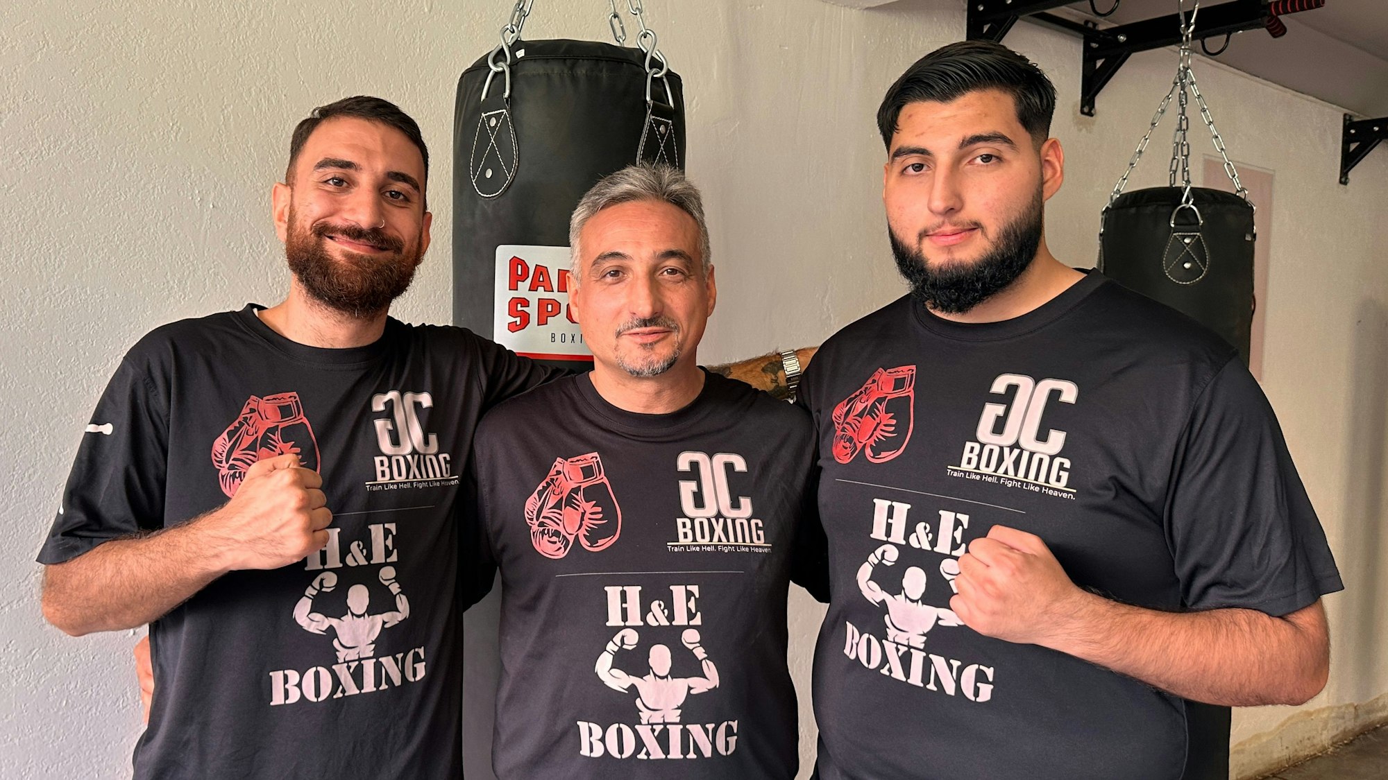 Boxen als Familienbetrieb: von links: Gürkan Çukur, Hakan Kaptikacti und Eray Kaptikacti bieten Boxen in Rodenkirchen an.