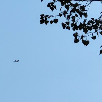 Kampfjets und eine große Militärmaschine am Dienstagmittag über Siegburg.