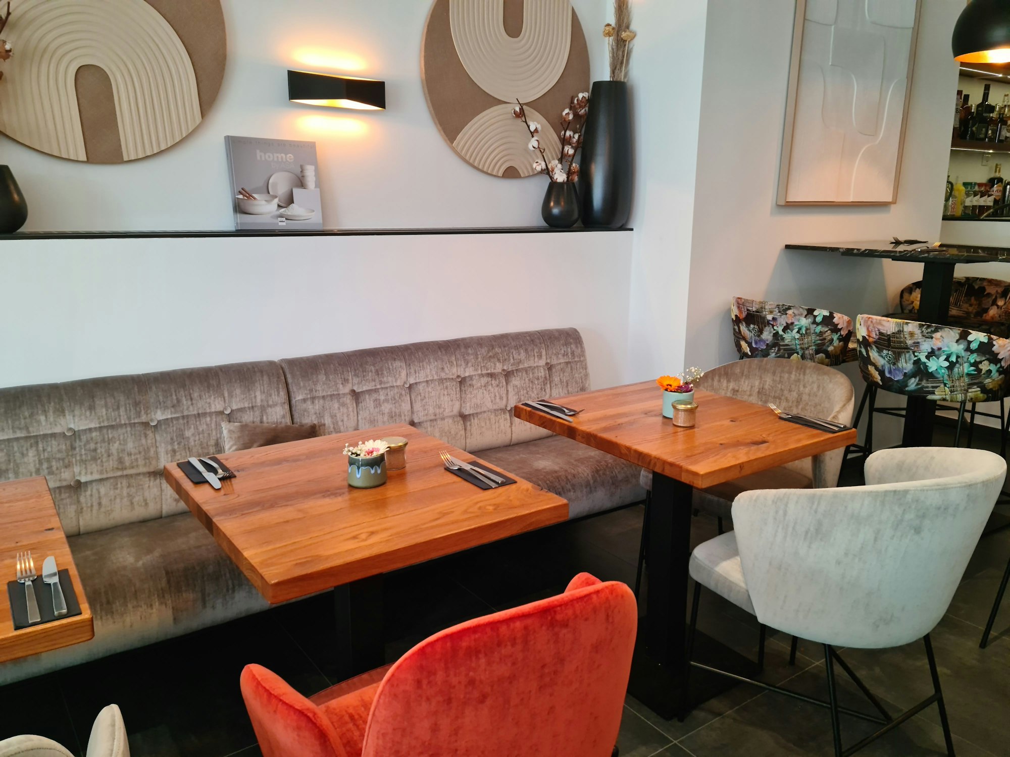 Blick auf Tische und Sessel und die Wanddeko im neuen Lokal Esszimmer in Köln-Ehrenfeld