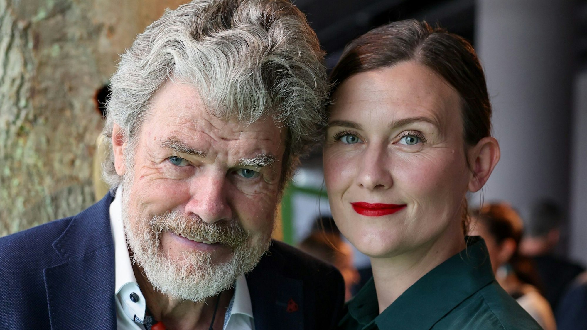 Reinhold Messner und seine Frau Diane stehen während der Eröffnung der neuen Dauerausstellung „Botschaft der Wildtiere“ in der Hafencity Hamburg auf einer Baumnachbildung.