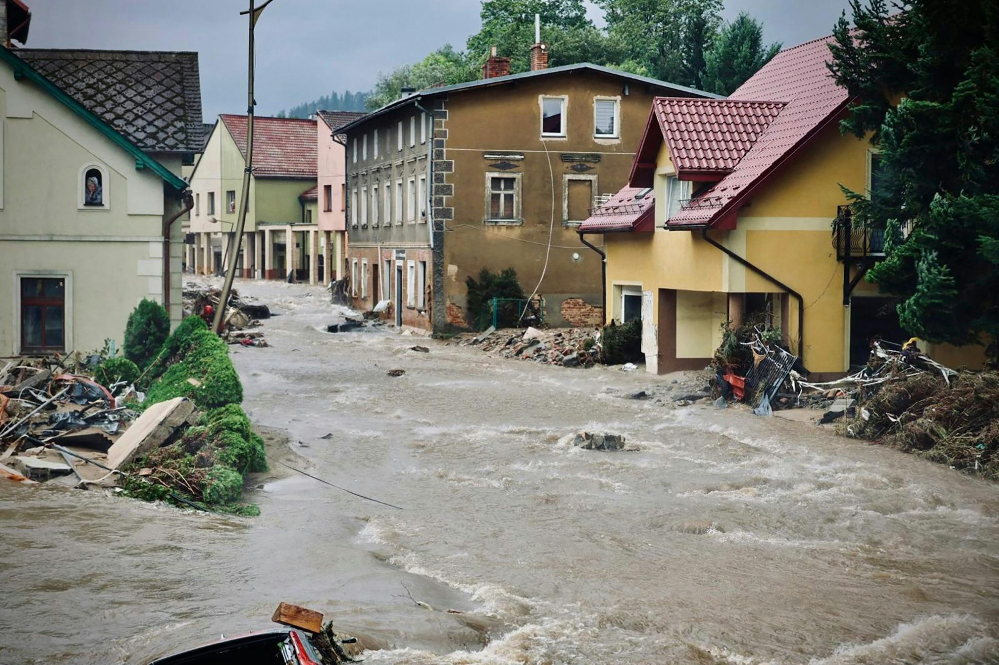 Überflutete Straße in der polnischen Stadt Nysa.