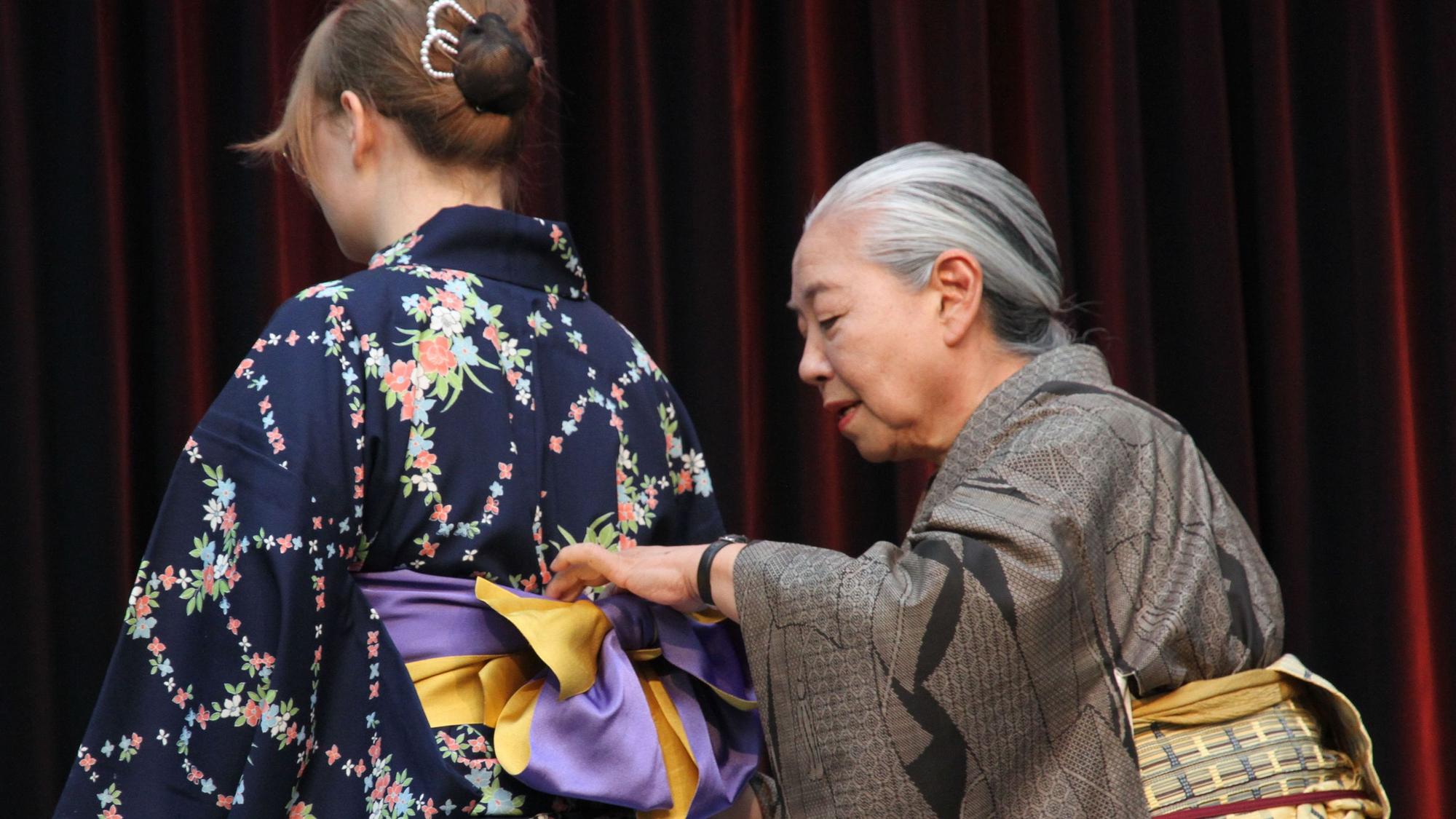 Eine Frau bindet den Gürtel eines Kimonos