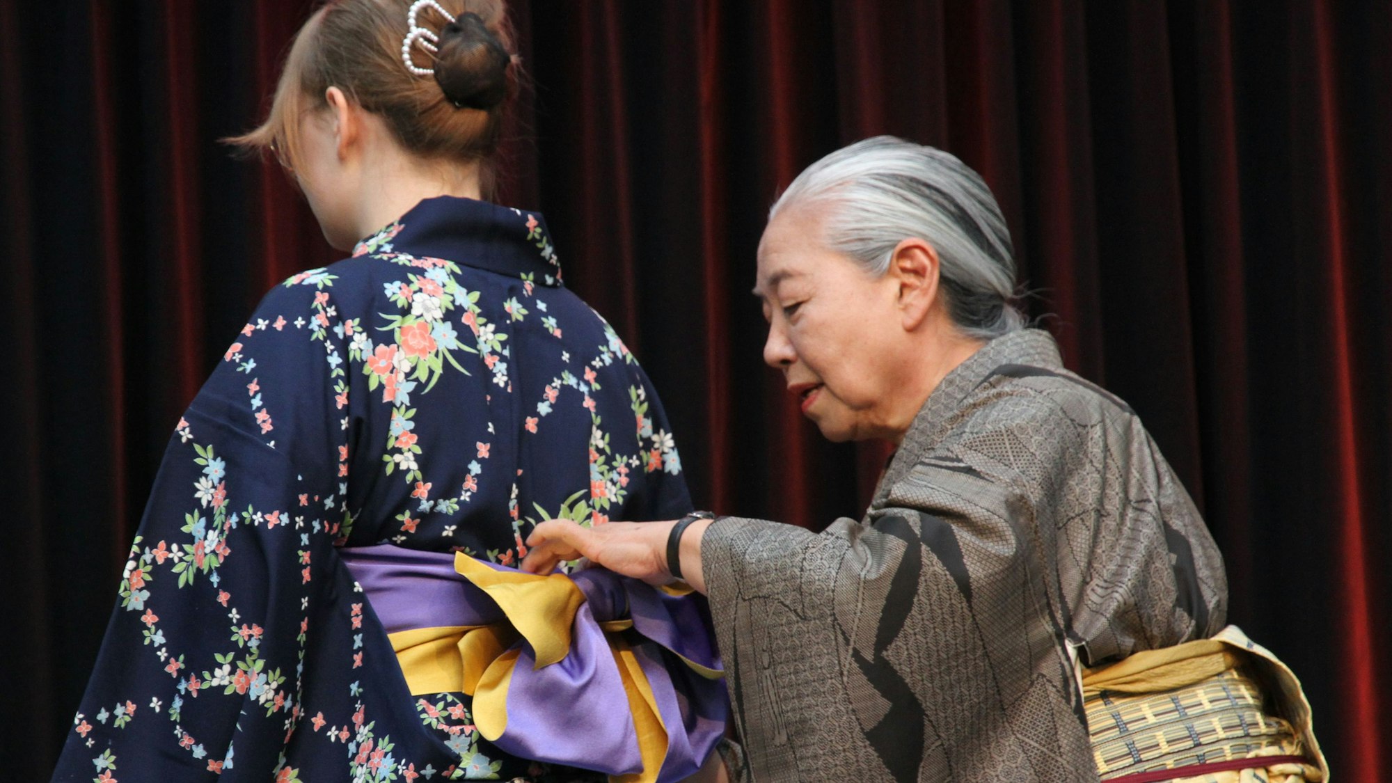 Eine Frau bindet den Gürtel eines Kimonos