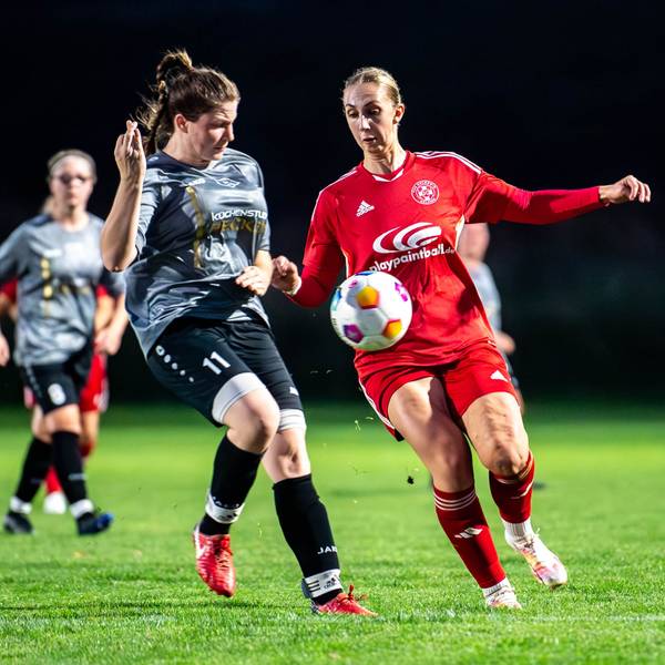 Julia Kurth vom TuS Zülpich im Zweikampf mit einer Spielerin aus Wißkirchen.