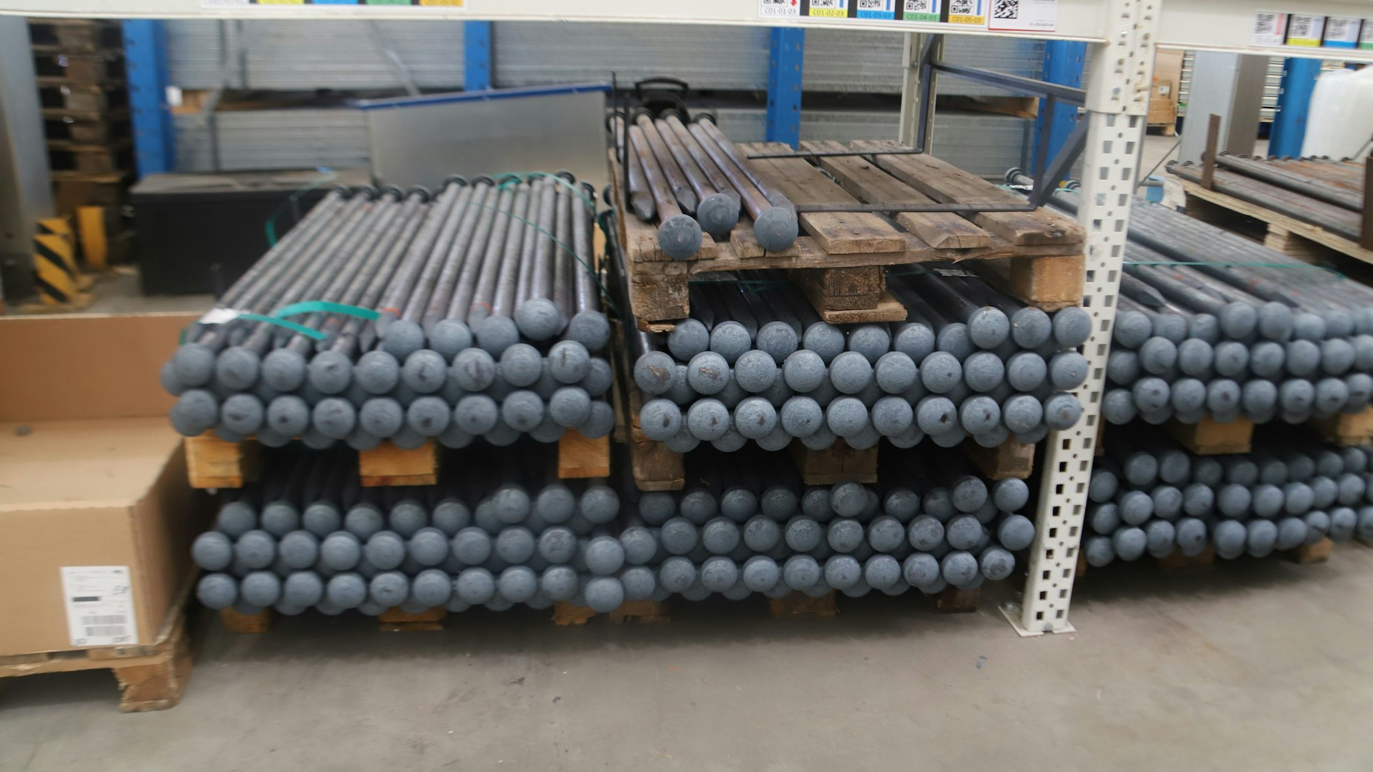 In einem Regal liegen unterschiedlich große Erdnägel.