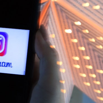 Das Logo der Meta-App Instagram leuchtet auf einem Handy-Display auf.