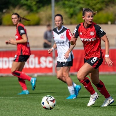 15.09.2024, Fussball: Google Pixel Frauen-Bundesliga, Saison 2024/2025, 03. Spieltag, Bayer 04 Leverkusen - Eintracht Frankfurt im Ulrich-Haberland-Stadion in Leverkusen. Katharina Piljic Bayer 04 Leverkusen, 06 fuehrt den Ball und sucht eine Anspielstation. Wichtiger Hinweis: Gemaess den Vorgaben der DFL Deutsche Fussball Liga bzw. des DFB Deutscher Fussball-Bund ist es untersagt, in dem Stadion und/oder vom Spiel angefertigte Fotoaufnahmen in Form von Sequenzbildern und/oder videoaehnlichen Fotostrecken zu verwerten bzw. verwerten zu lassen. Foto: Kirchner-Media/TH *** 15 09 2024, Soccer Google Pixel Womens Bundesliga, Season 2024 2025, 03 Matchday, Bayer 04 Leverkusen Eintracht Frankfurt at Ulrich Haberland Stadium in Leverkusen Katharina Piljic Bayer 04 Leverkusen, 06 carries the ball and looks for a passing position Important note According to the regulations of the DFL German Football League and the DFB German Football Association, it is prohibited to use or have used photographs taken in the stadium and / or of the game in the form of sequential images and / or video-like photo series Foto Kirchner Media TH Copyright: xKirchner-Media/THx