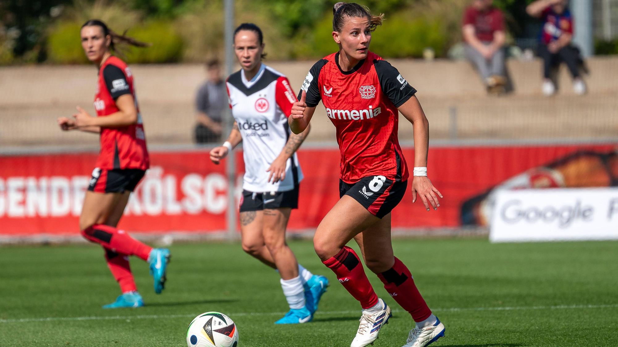 15.09.2024, Fussball: Google Pixel Frauen-Bundesliga, Saison 2024/2025, 03. Spieltag, Bayer 04 Leverkusen - Eintracht Frankfurt im Ulrich-Haberland-Stadion in Leverkusen. Katharina Piljic Bayer 04 Leverkusen, 06 fuehrt den Ball und sucht eine Anspielstation. Wichtiger Hinweis: Gemaess den Vorgaben der DFL Deutsche Fussball Liga bzw. des DFB Deutscher Fussball-Bund ist es untersagt, in dem Stadion und/oder vom Spiel angefertigte Fotoaufnahmen in Form von Sequenzbildern und/oder videoaehnlichen Fotostrecken zu verwerten bzw. verwerten zu lassen. Foto: Kirchner-Media/TH *** 15 09 2024, Soccer Google Pixel Womens Bundesliga, Season 2024 2025, 03 Matchday, Bayer 04 Leverkusen Eintracht Frankfurt at Ulrich Haberland Stadium in Leverkusen Katharina Piljic Bayer 04 Leverkusen, 06 carries the ball and looks for a passing position Important note According to the regulations of the DFL German Football League and the DFB German Football Association, it is prohibited to use or have used photographs taken in the stadium and / or of the game in the form of sequential images and / or video-like photo series Foto Kirchner Media TH Copyright: xKirchner-Media/THx