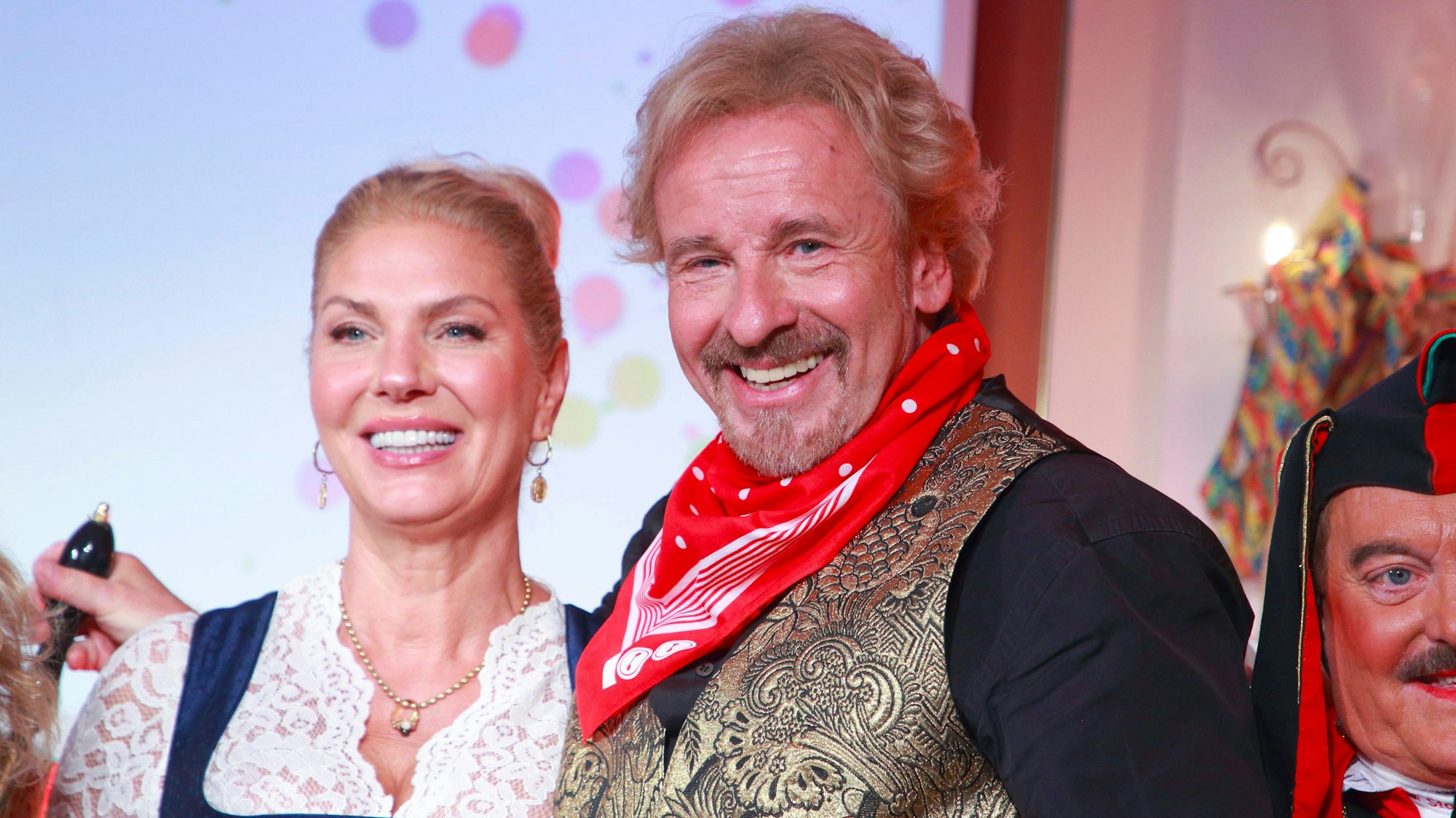 Thomas Gottschalk und seine Ehefrau Karina Mross lachen.