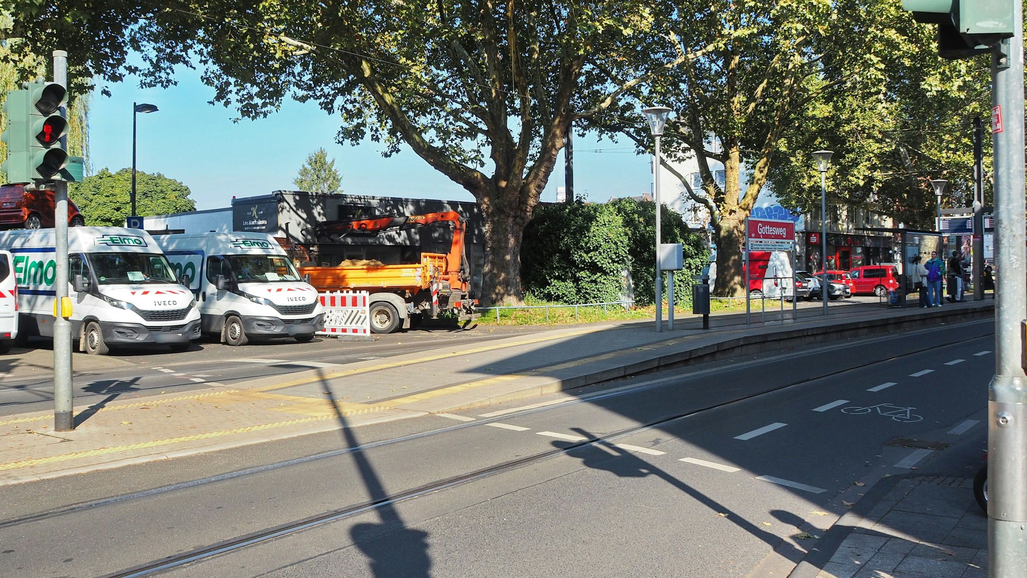 Die Ampel am Gottesweg, so die Lokalpolitiker, müsse so geschaltet werden, dass Fußgänger gut die Bahn an der Haltestelle Gottesweg erreichen könne, ohne bei Rot über die Straße zu laufen.
