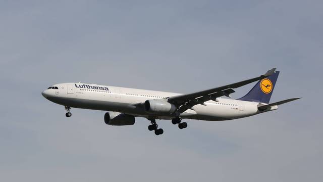 Ein Airbus 330 der Lufthansa in der Luft.