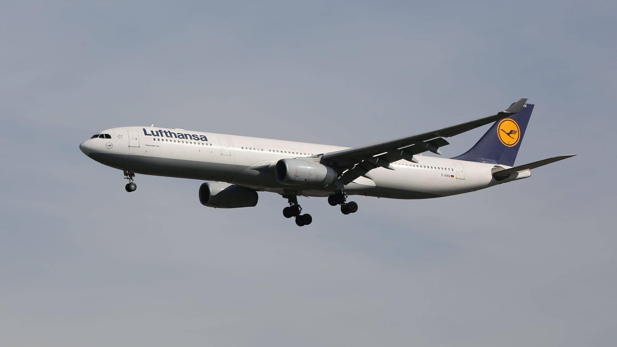 Ein Airbus 330 der Lufthansa in der Luft.