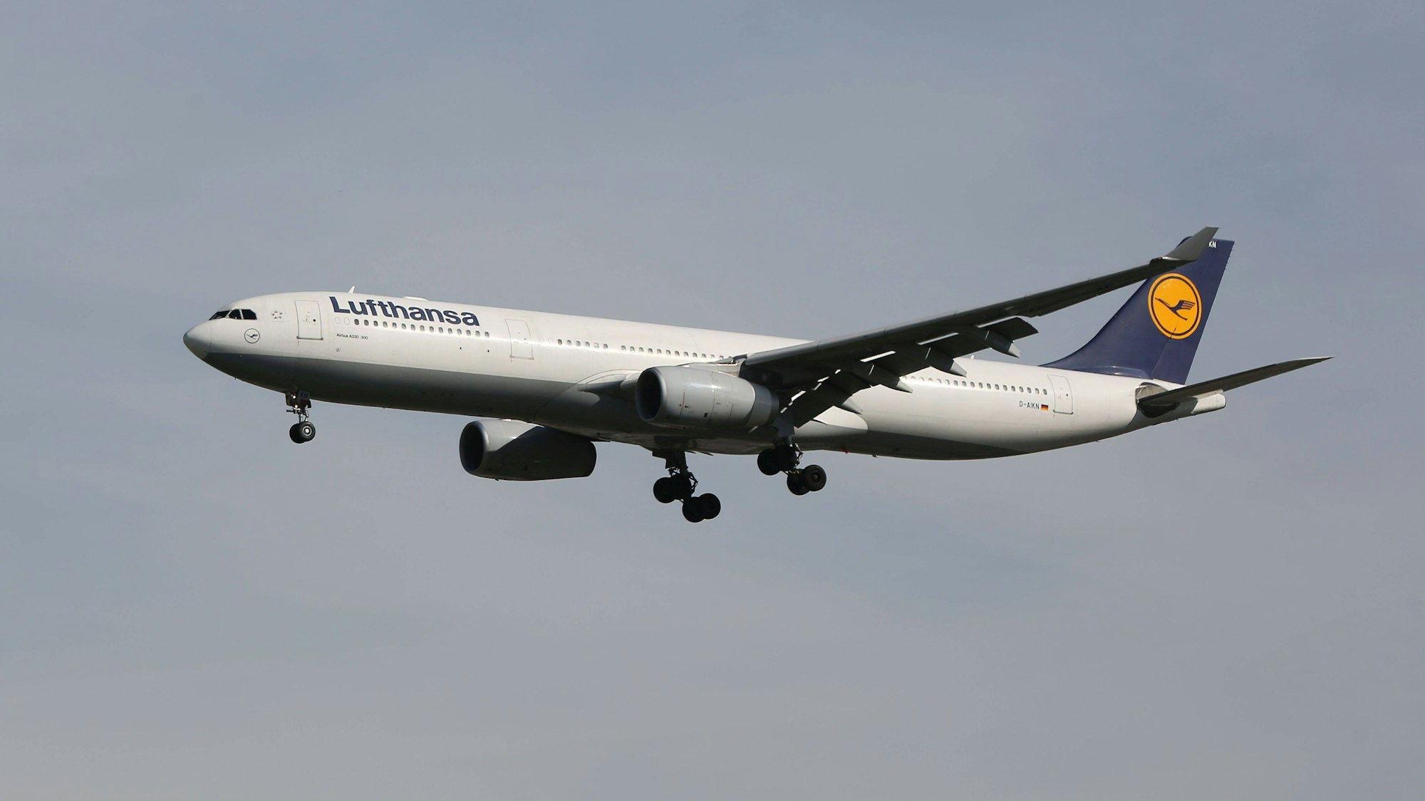Ein Airbus 330 der Lufthansa in der Luft.
