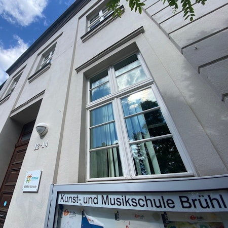 Zu sehen ist der Eingang der Musikschule an der Liblarer Straße.