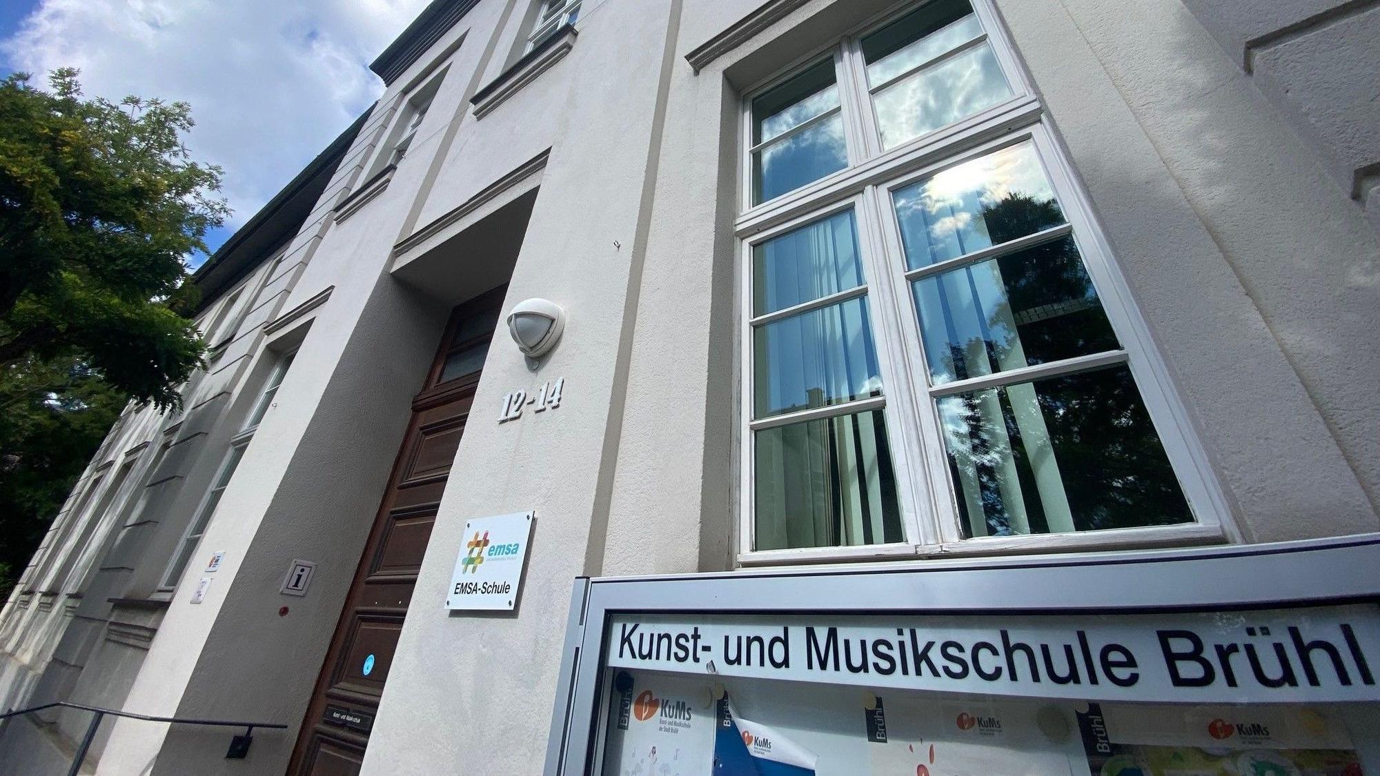 Zu sehen ist der Eingang der Musikschule an der Liblarer Straße.