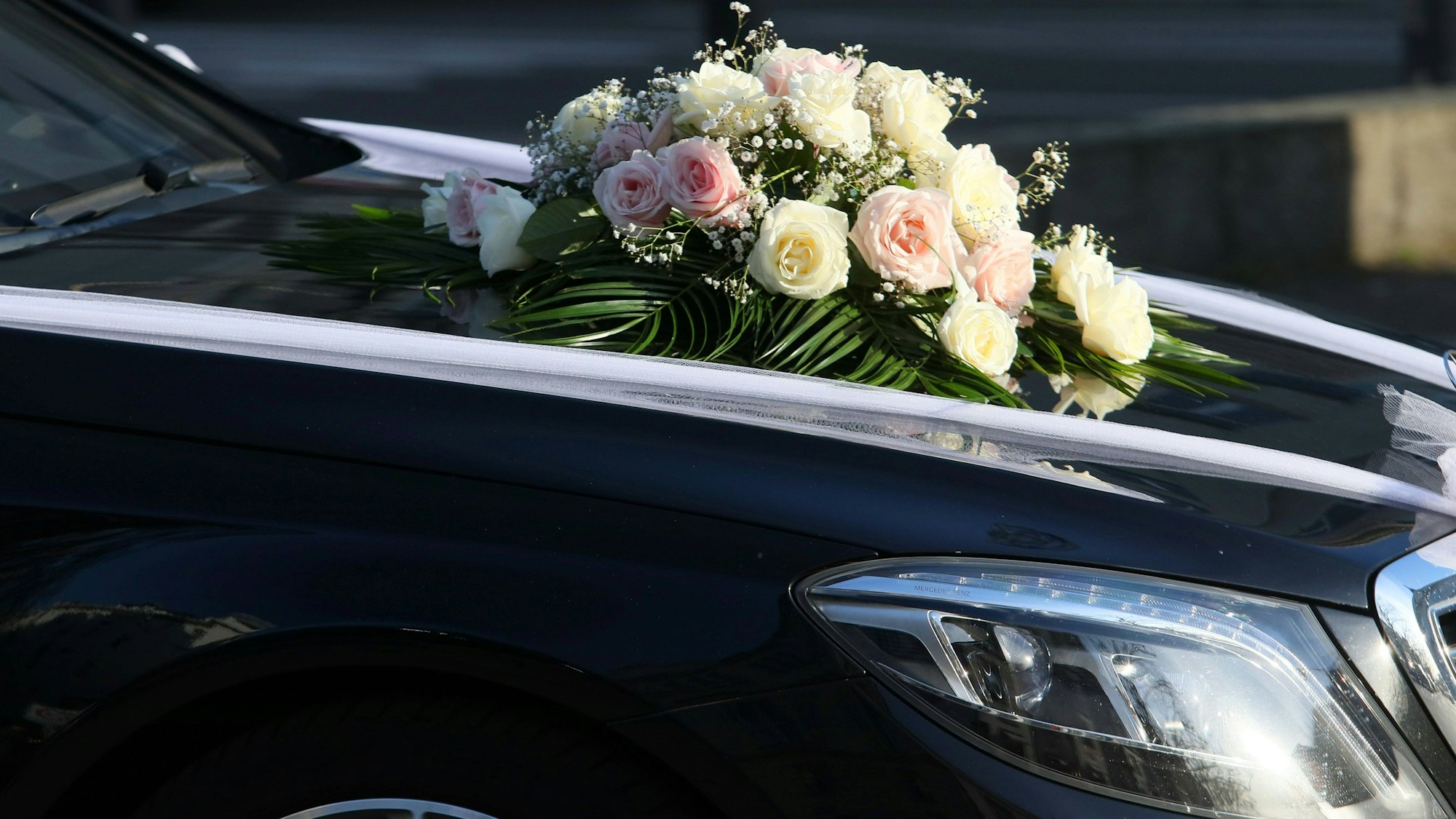 Auf der A39 bei Wolfsburg ist ein Brautpaar verunglückt. Die Teilnehmenden des Hochzeitskorsos sorgten für gefährliche Szenen bei den Rettungsarbeiten (Symbolbild eines mit Blumen geschmückten Hochzeitsautos).