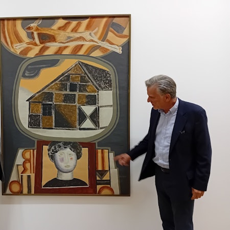 Zwei Herren stehen neben einem Bild mit Fachwerkhaus und Frauenkopf.