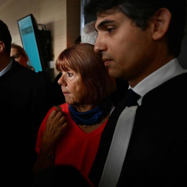 Gisèle Pelicot zusammen mit ihren Anwälten Antoine Camus (l.) und Stephane Babonneau (r.) vor dem Gerichtssal in Avignon. Der Missbrauchsprozess sorgt weiterhin für Entsetzen weit über Frankreich hinaus.