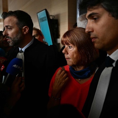 Gisèle Pelicot zusammen mit ihren Anwälten Antoine Camus (l.) und Stephane Babonneau (r.) vor dem Gerichtssal in Avignon. Der Missbrauchsprozess sorgt weiterhin für Entsetzen weit über Frankreich hinaus.
