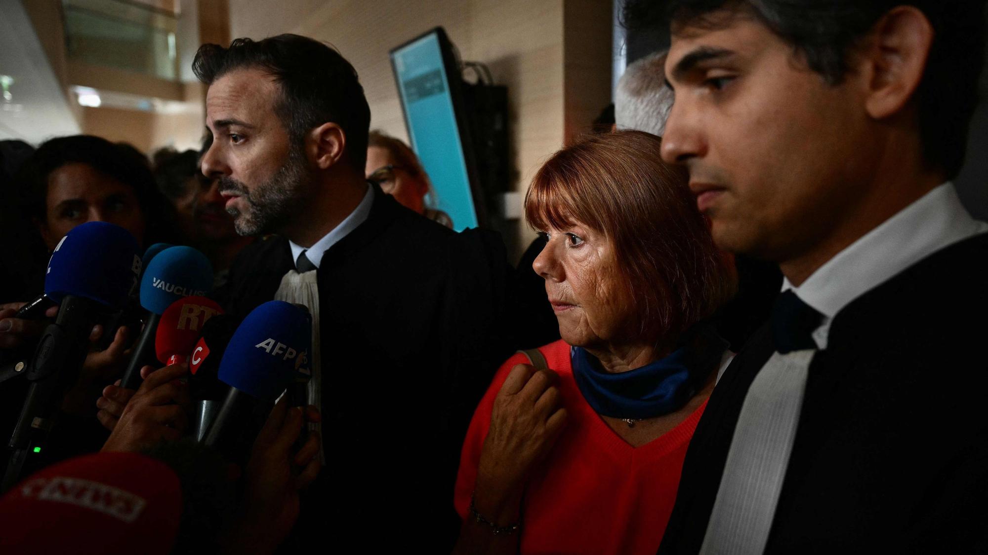 Gisèle Pelicot zusammen mit ihren Anwälten Antoine Camus (l.) und Stephane Babonneau (r.) vor dem Gerichtssal in Avignon. Der Missbrauchsprozess sorgt weiterhin für Entsetzen weit über Frankreich hinaus.