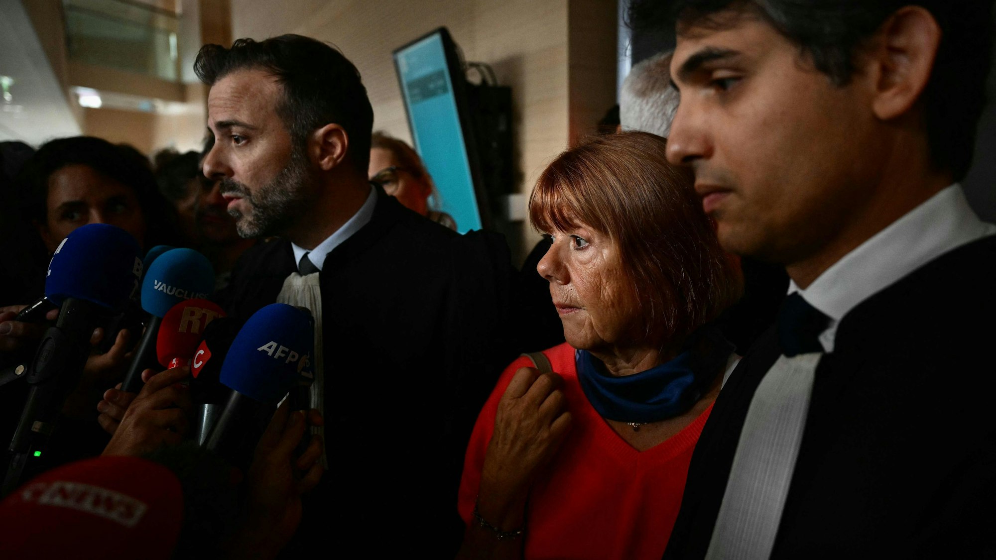 Gisèle Pelicot zusammen mit ihren Anwälten Antoine Camus (l.) und Stephane Babonneau (r.) vor dem Gerichtssal in Avignon. Der Missbrauchsprozess sorgt weiterhin für Entsetzen weit über Frankreich hinaus.