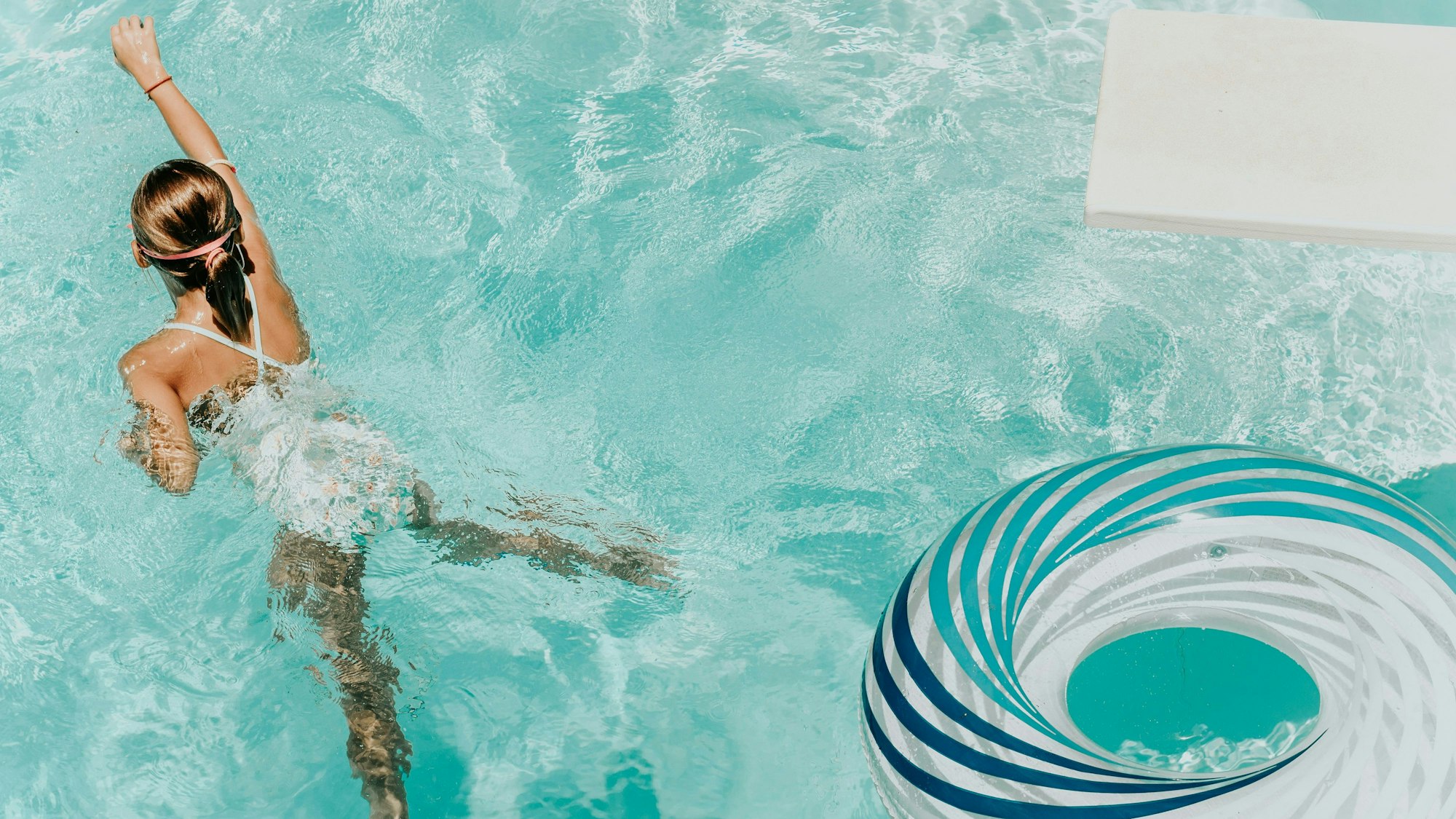 Ein Mädchen schwimmt in einem Pool.