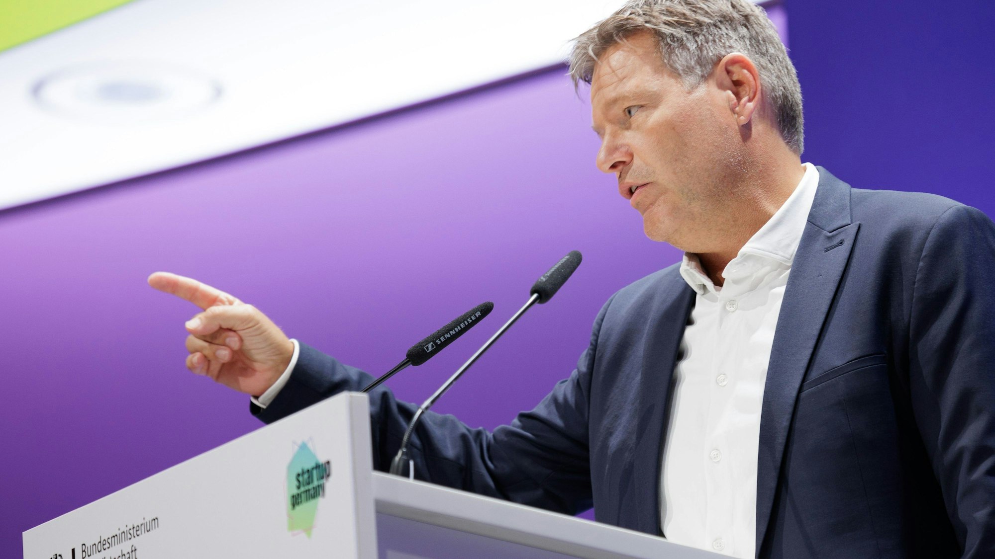 17.09.2024, Berlin: Robert Habeck (Bündnis 90/Die Grünen), Bundesminister für Wirtschaft und Klimaschutz, spricht bei dem Startup Germany Summit 2024 des Bundesministerium für Wirtschaft und Klimaschutz. Foto: Carsten Koall/dpa +++ dpa-Bildfunk +++