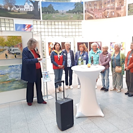 Die ausstellenden Mitglieder des Kölner Malerkreises, mit der Nippeser Bezirksbürgermeisterin Diana Siebert (l.).