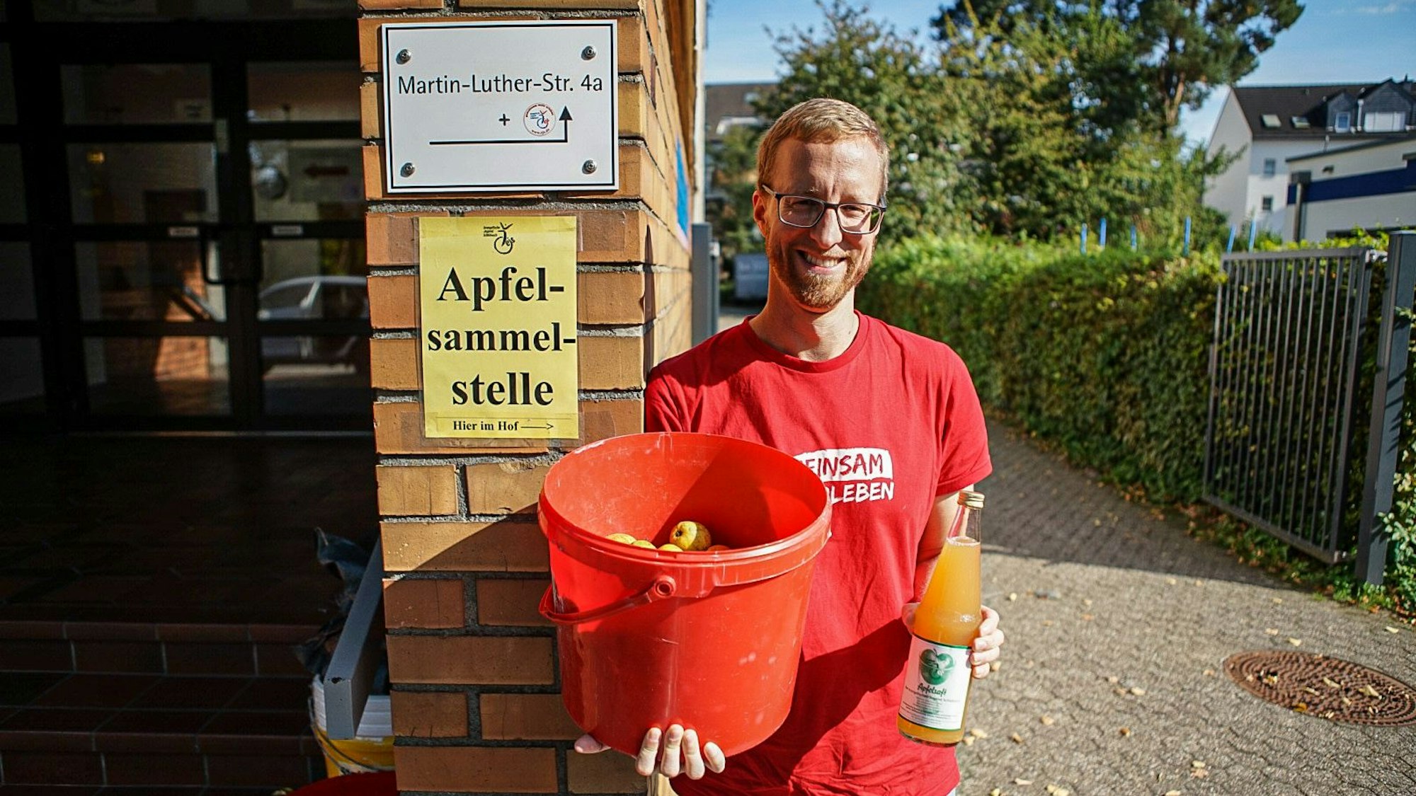 Jugendleiter Florian Korb sammelt mit der EJS Äpfel für Punsch und den guten Zweck.