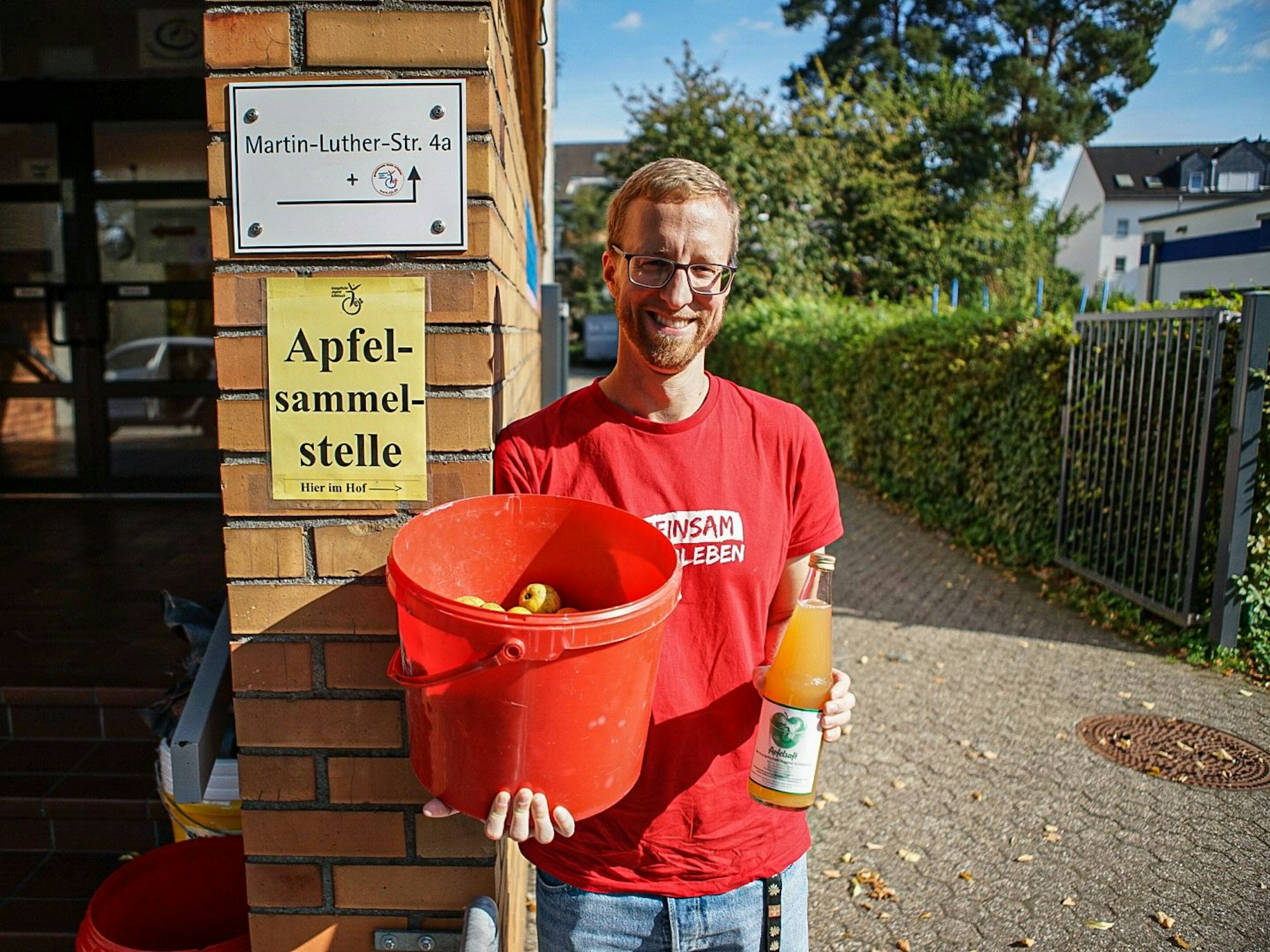 Die Evangelische Jugend Schlebusch hat wie jedes Jahr Äpfel gesammelt, um sie zu Saft verarbeiten zu lassen.