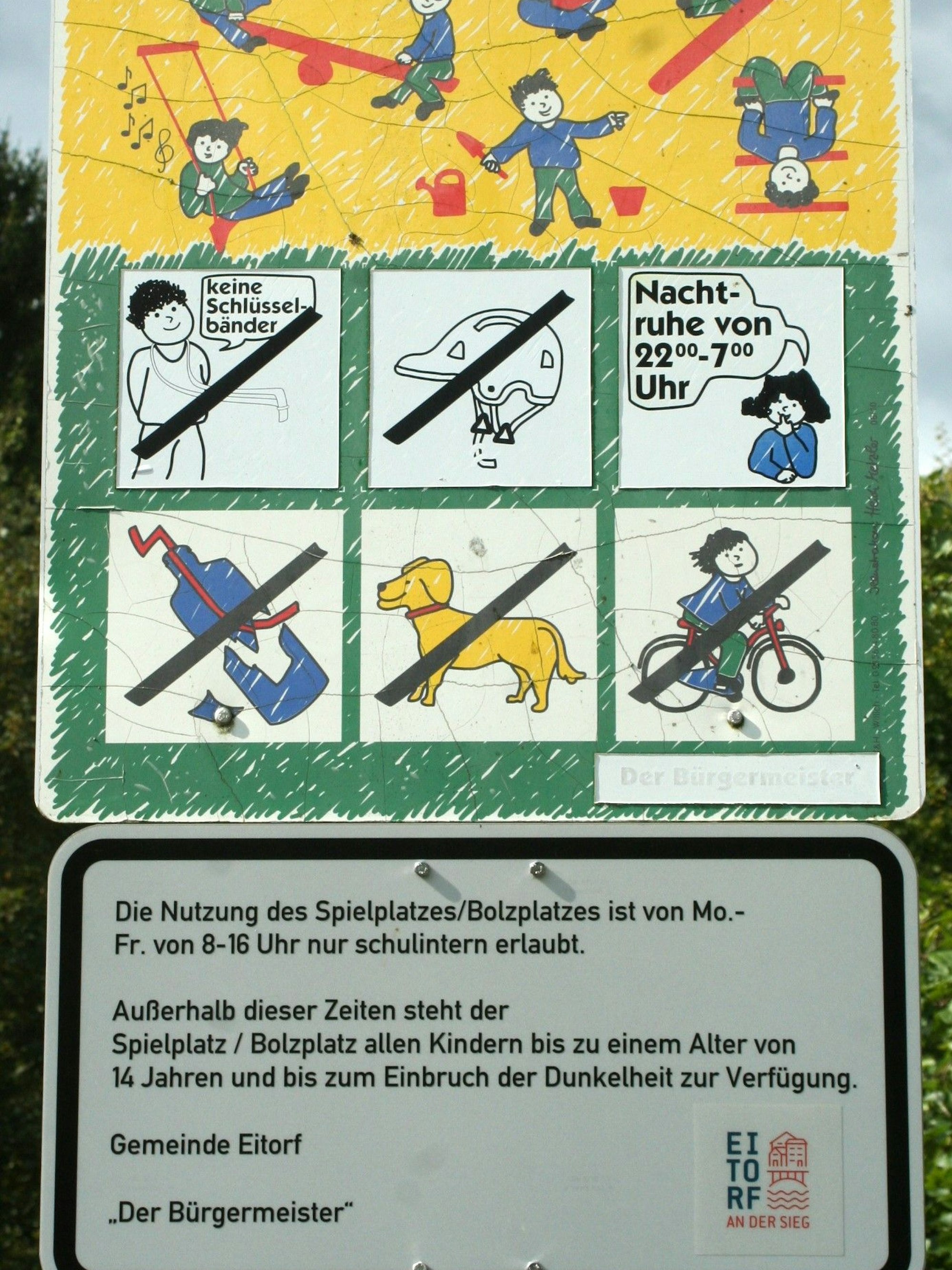Nur schulinterne Nutzung von 8 bis 16 Uhr: Das Schild am Mühleiper Spielplatz ärgert Kinder und Eltern.
