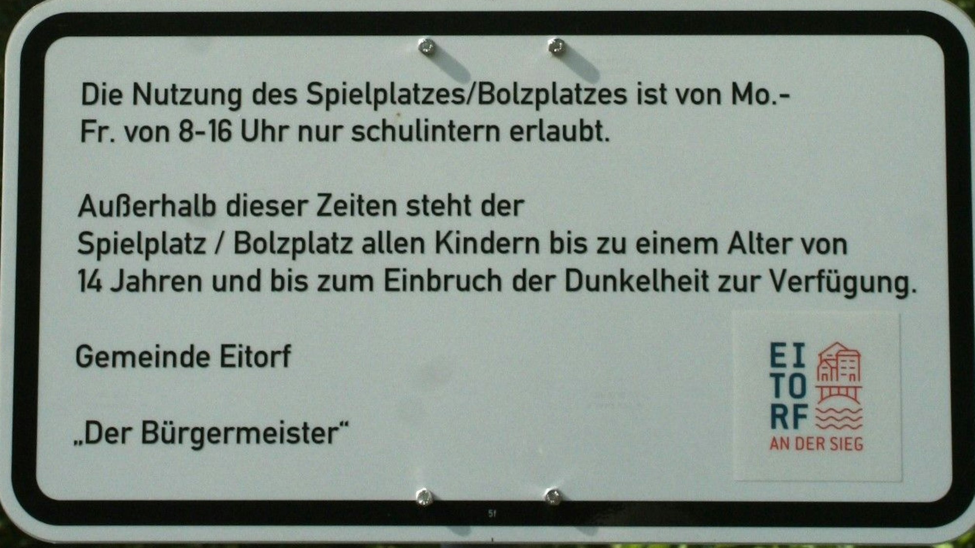 Ein Schild mit Nutzungsregeln für den Spielplatz in Eitorf-Mühleip.