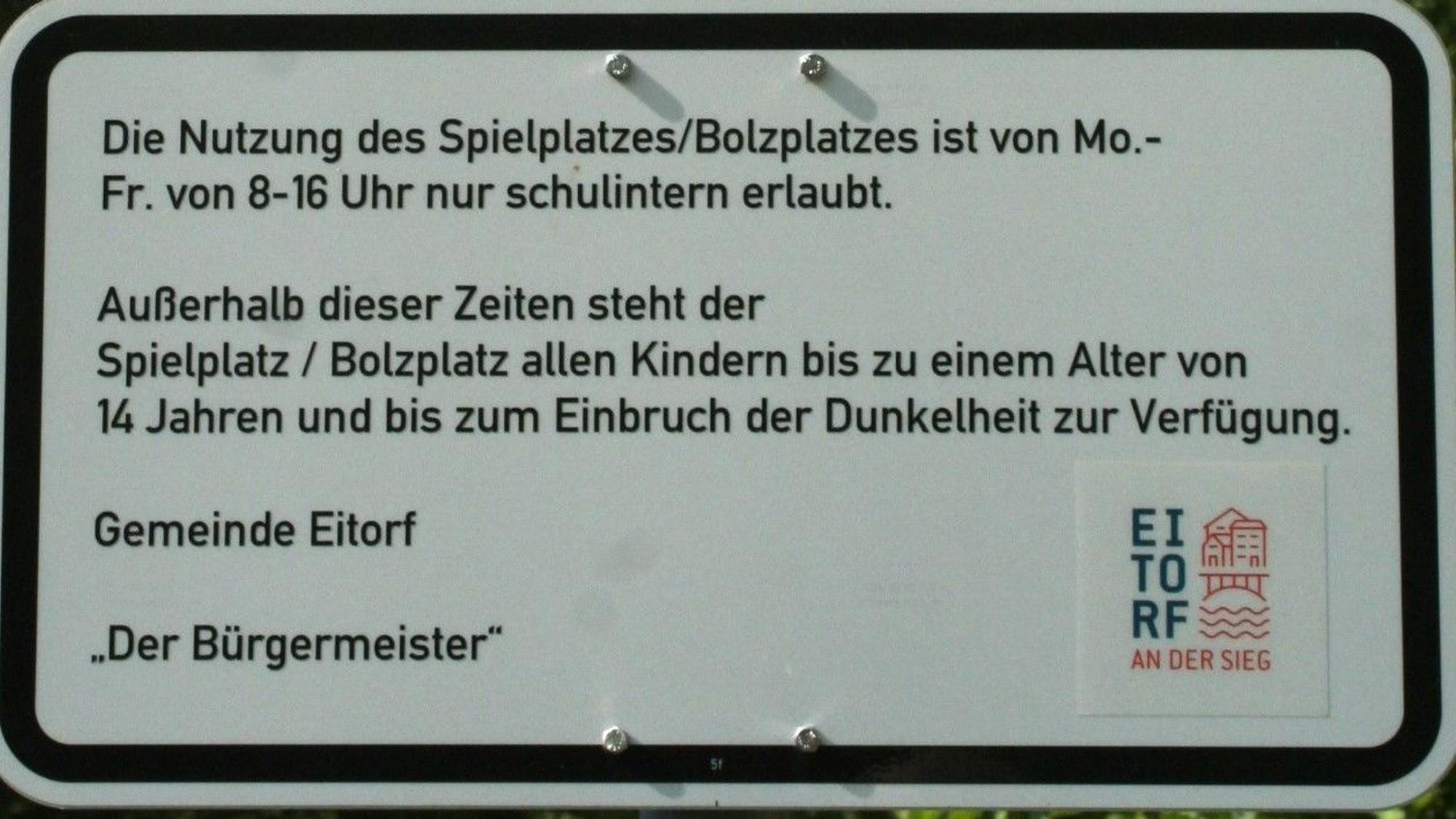 Ein Schild, das die Nutzung des Spielplatzes in Eitorf-Mühleip regelt.
