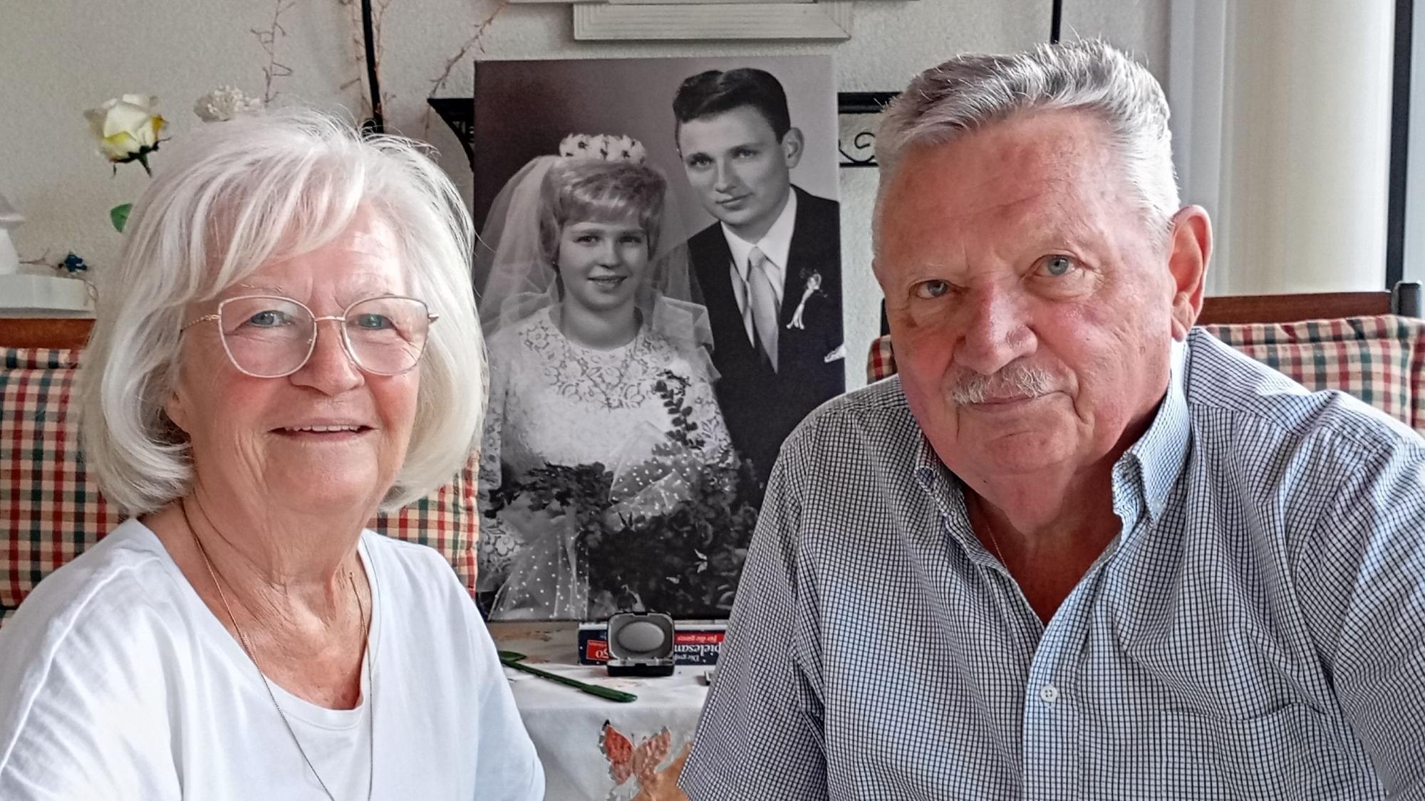 Auf dem Bild sind Susanna und Jürgen Nowak vor ihrem Hochzeitsfoto zu sehen,.