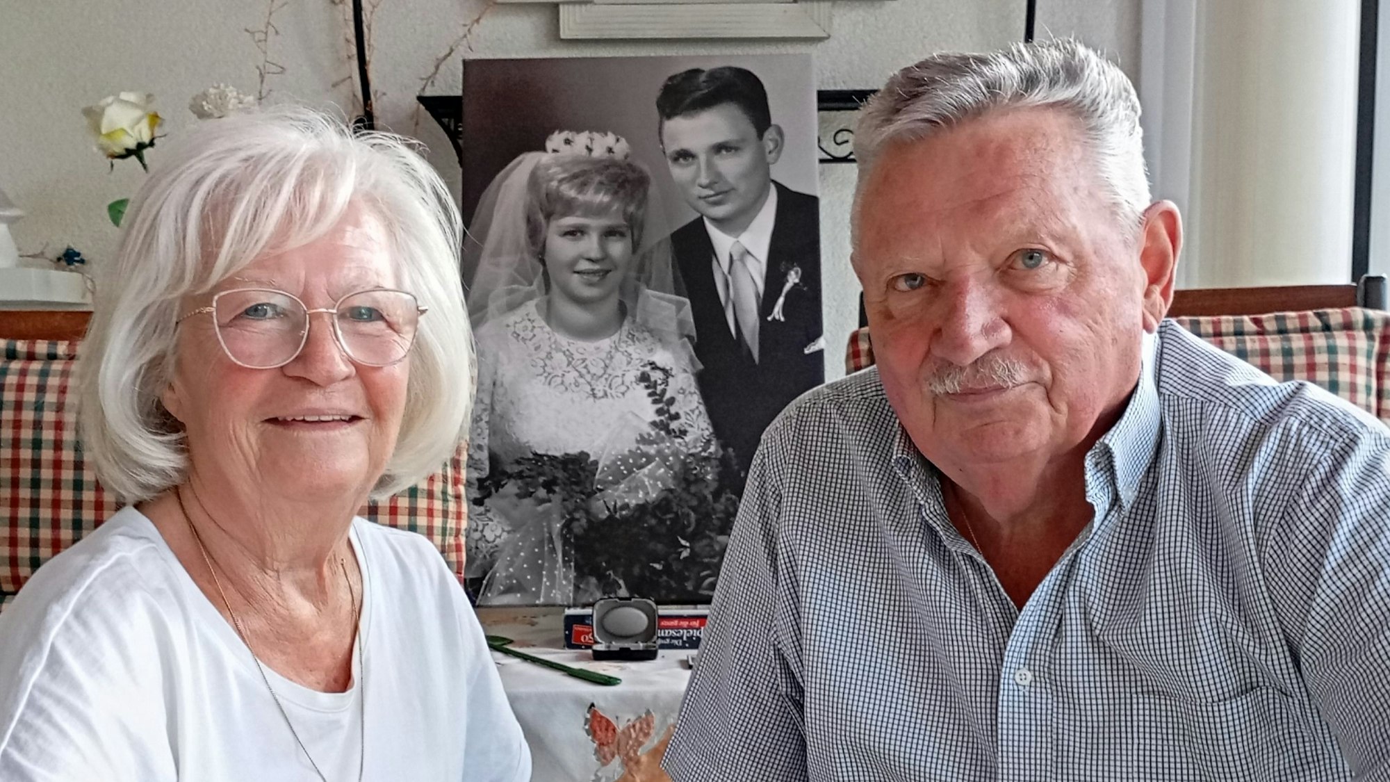 Auf dem Bild sind Susanna und Jürgen Nowak vor ihrem Hochzeitsfoto zu sehen,.