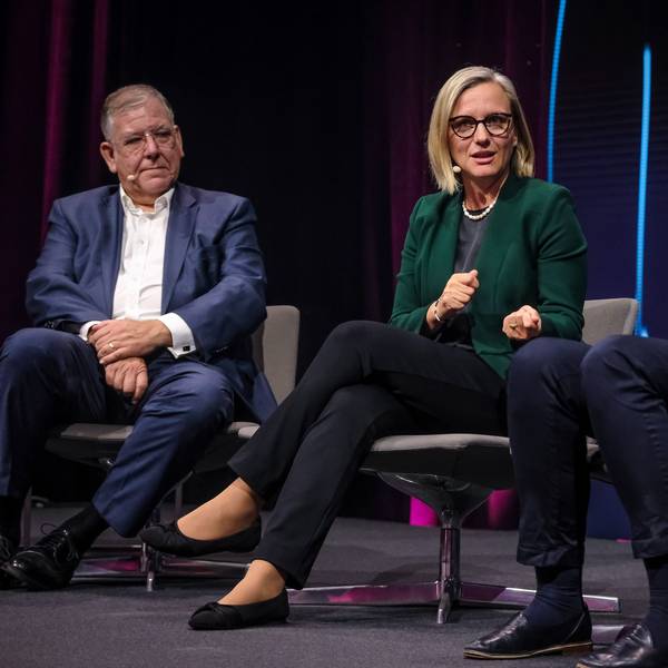 Microsoft-Deutschlandchefin Agnes Heftberger (Mitte) spricht auf dem „Digital X Summit“ der Deutschen Telekom.