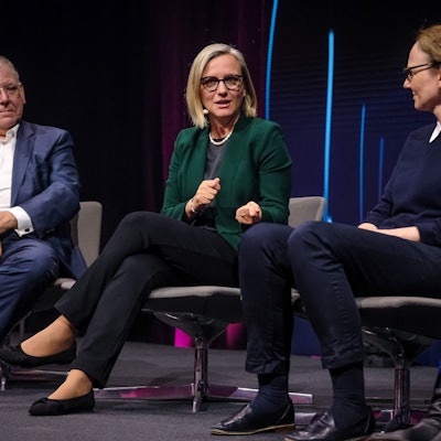 Microsoft-Deutschlandchefin Agnes Heftberger (Mitte) spricht auf dem „Digital X Summit“ der Deutschen Telekom.