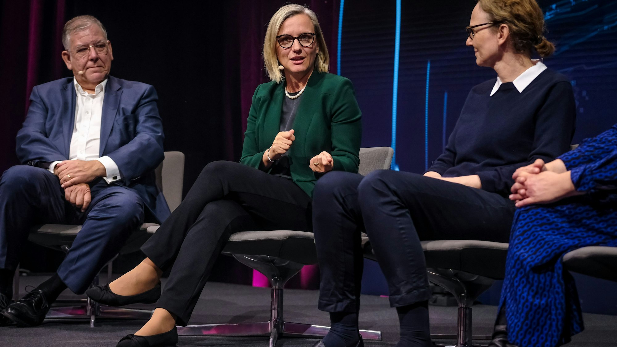 Microsoft-Deutschlandchefin Agnes Heftberger (Mitte) spricht auf dem „Digital X Summit“ der Deutschen Telekom.