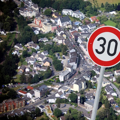 Ein 30 Schild als Fotomontage vor einer Luftaufnahme von Rösrath.