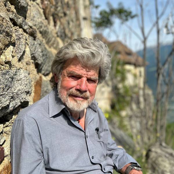 Der Bergsteiger Reinhold Messner sitzt an seinem Schloss Juval auf einer Bank.