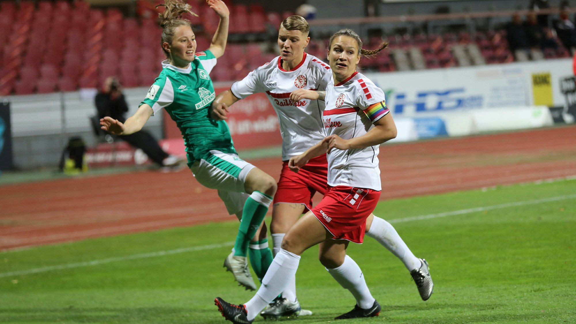 Fortuna Köln Frauen - Werder Bremen DFB Pokal 2020 2021 Südstadion Köln Deutschland 31.10.2020 Links: Ina-Marie Timmermann Werder Bremen Rechts: Theresa Garsztecki Fortuna Köln Mitte: Natalie Kreitz Fortuna Köln *** Fortuna Cologne Women Werder Bremen DFB Cup 2020 2021 South Stadium Cologne Germany 31 10 2020 Left Ina Marie Timmermann Werder Bremen Right Theresa Garsztecki Fortuna Cologne Middle Natalie Kreitz Fortuna Cologne
